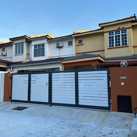 D'Lestari Homestay 史里肯邦安 外观 照片