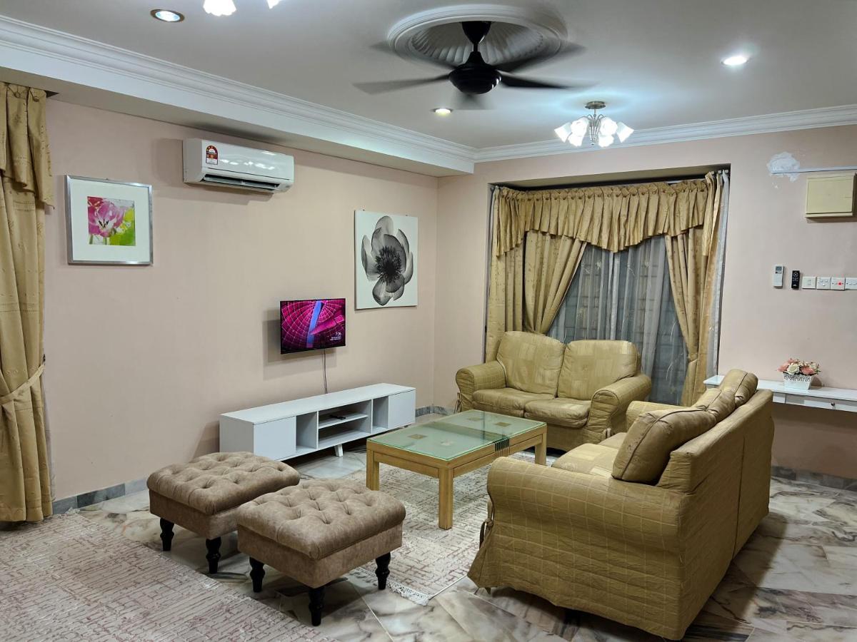 D'Lestari Homestay 史里肯邦安 外观 照片
