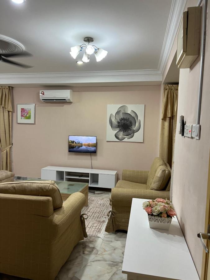 D'Lestari Homestay 史里肯邦安 外观 照片
