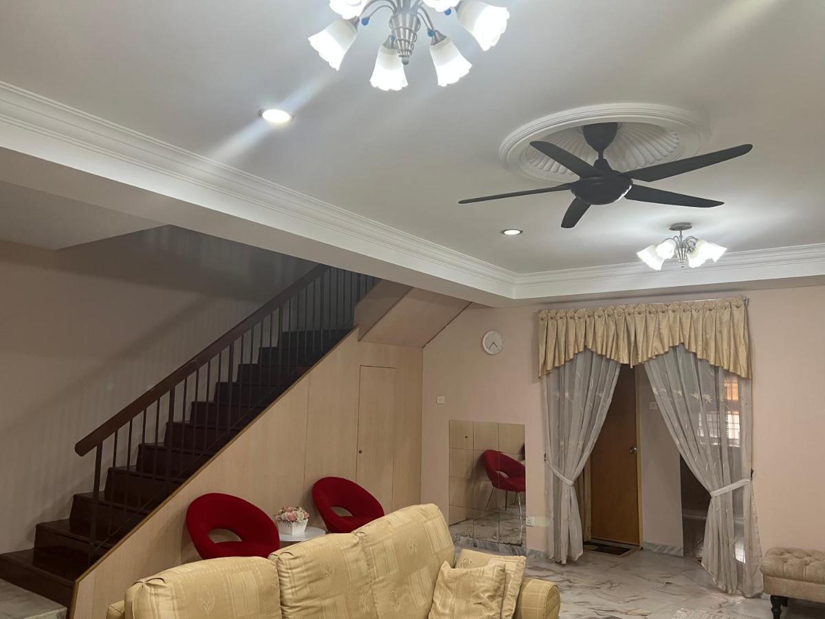 D'Lestari Homestay 史里肯邦安 外观 照片