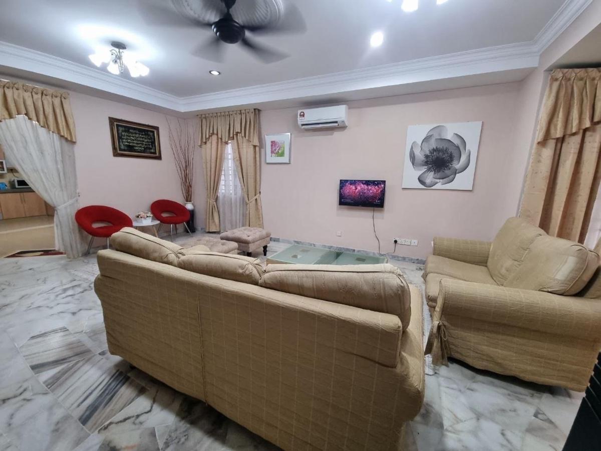 D'Lestari Homestay 史里肯邦安 外观 照片