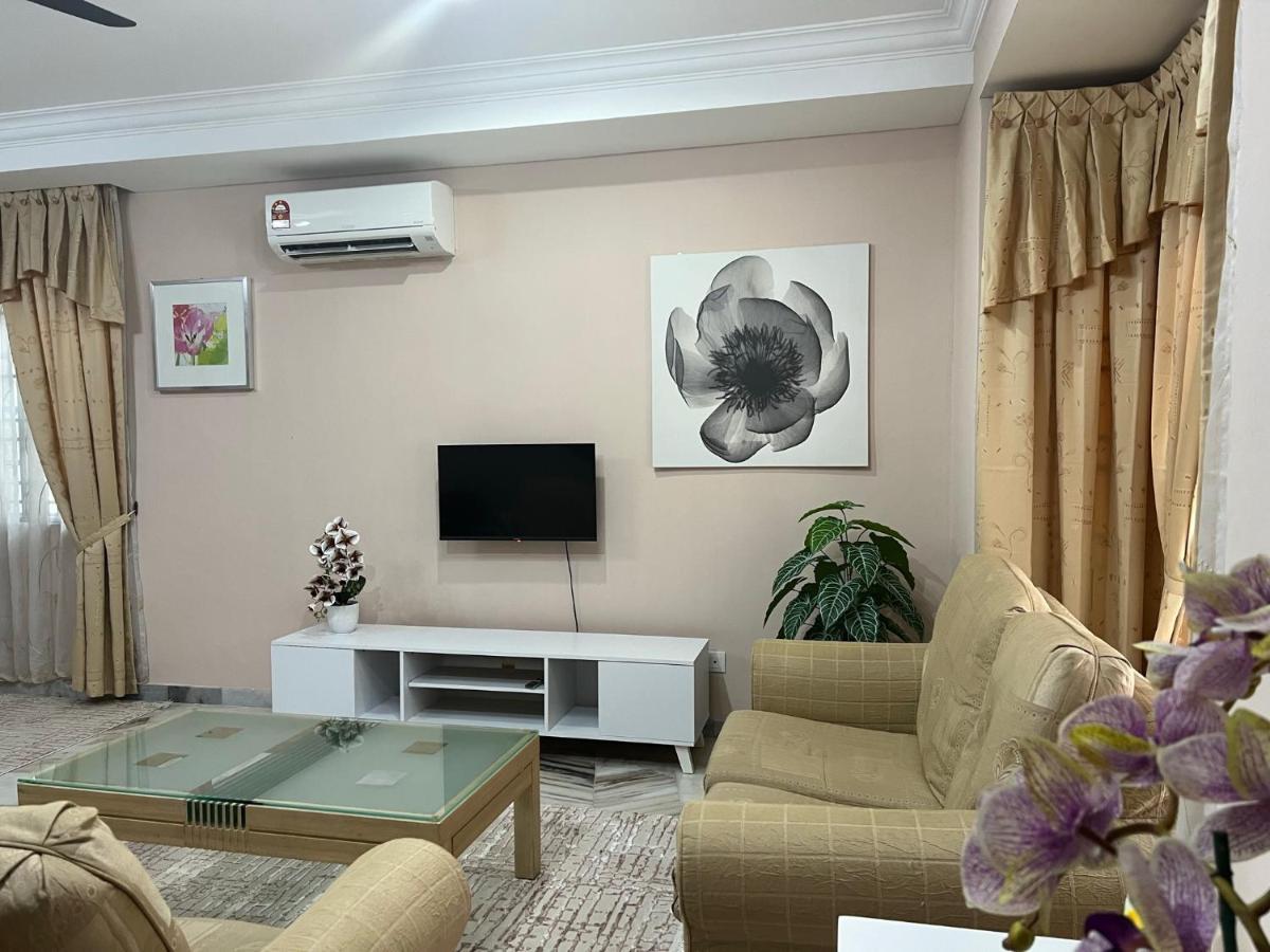D'Lestari Homestay 史里肯邦安 外观 照片