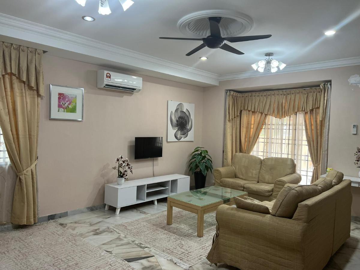 D'Lestari Homestay 史里肯邦安 外观 照片