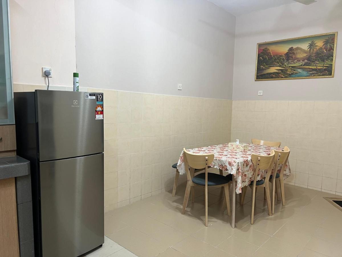D'Lestari Homestay 史里肯邦安 外观 照片