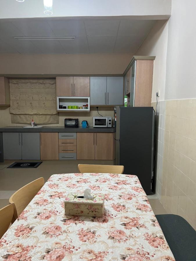 D'Lestari Homestay 史里肯邦安 外观 照片