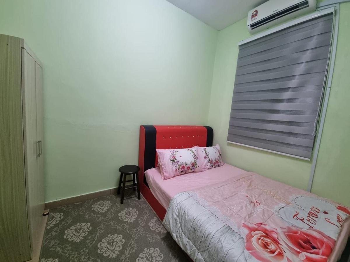 D'Lestari Homestay 史里肯邦安 外观 照片