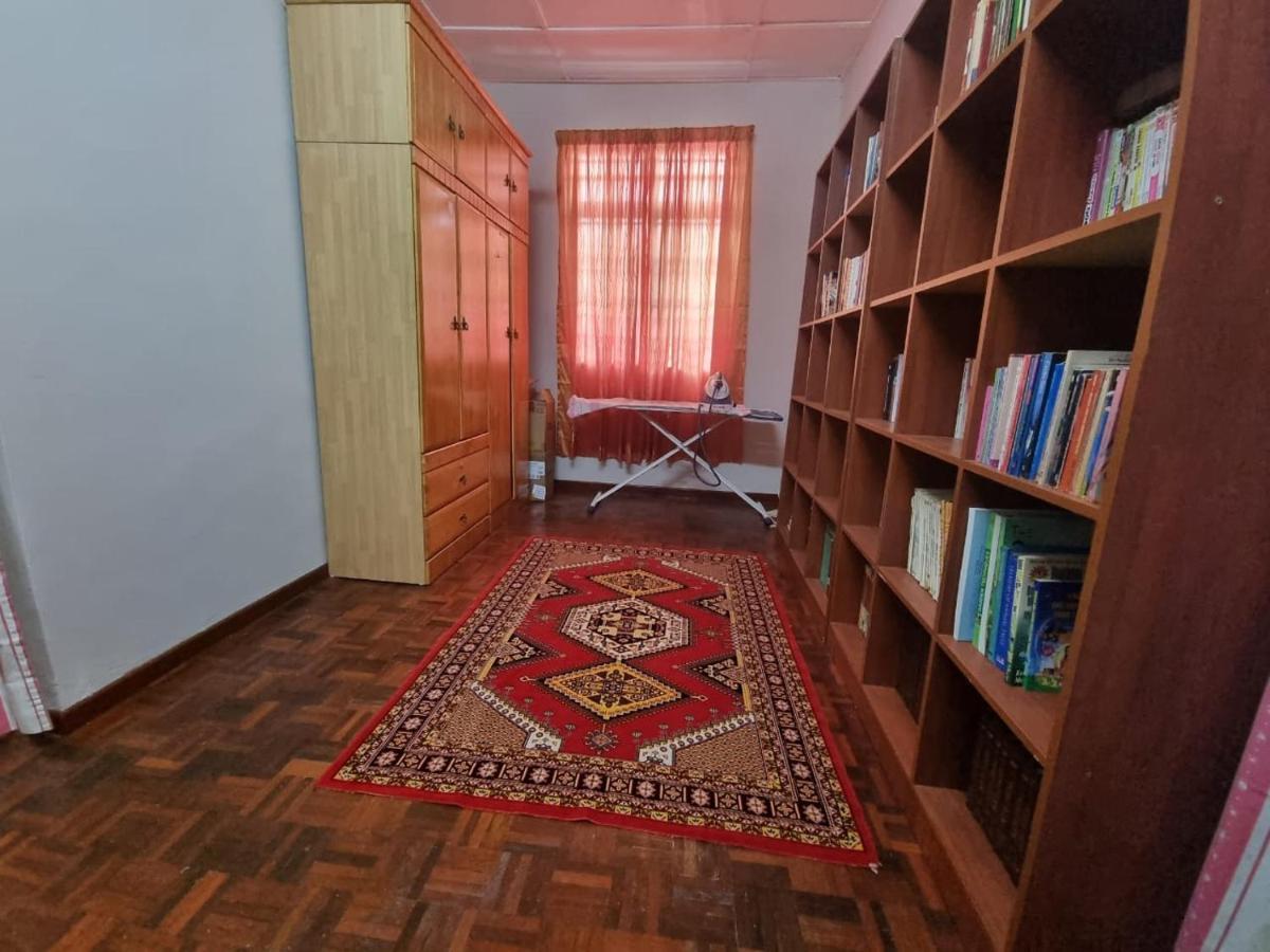 D'Lestari Homestay 史里肯邦安 外观 照片