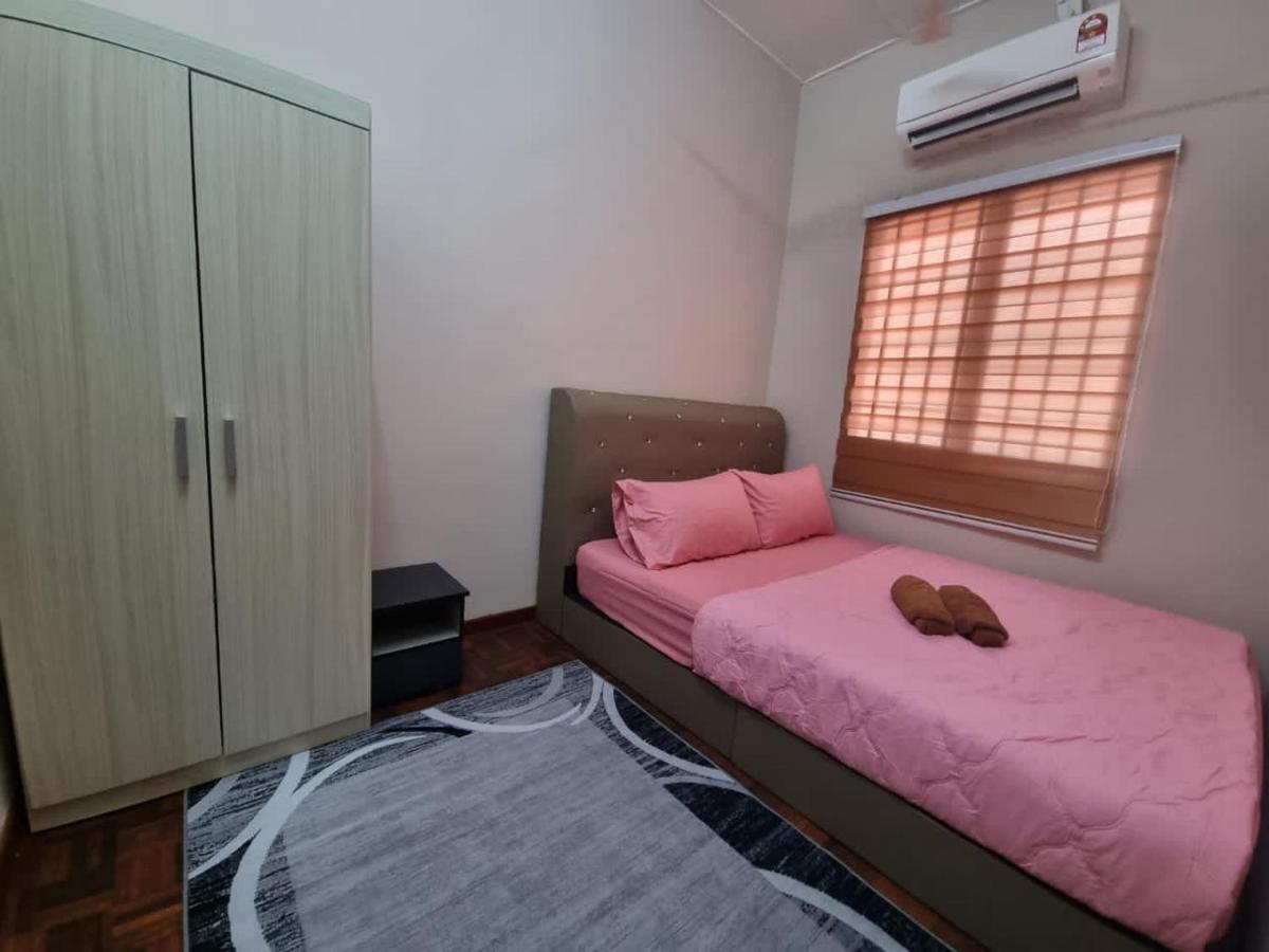 D'Lestari Homestay 史里肯邦安 外观 照片