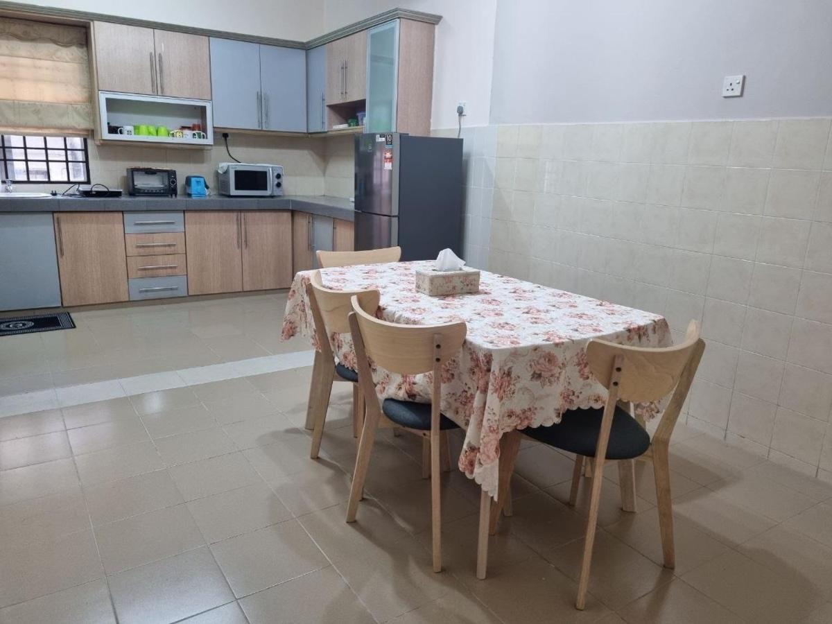 D'Lestari Homestay 史里肯邦安 外观 照片